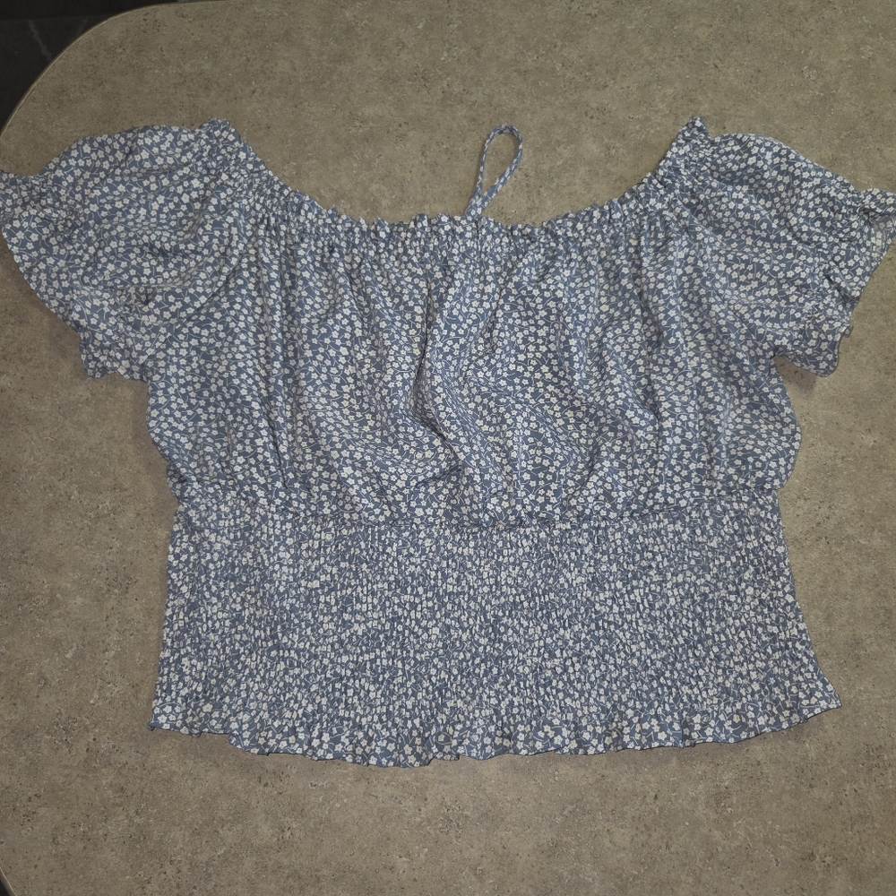 Shein Curve Blue and White Daisy Scrunch Crop Top